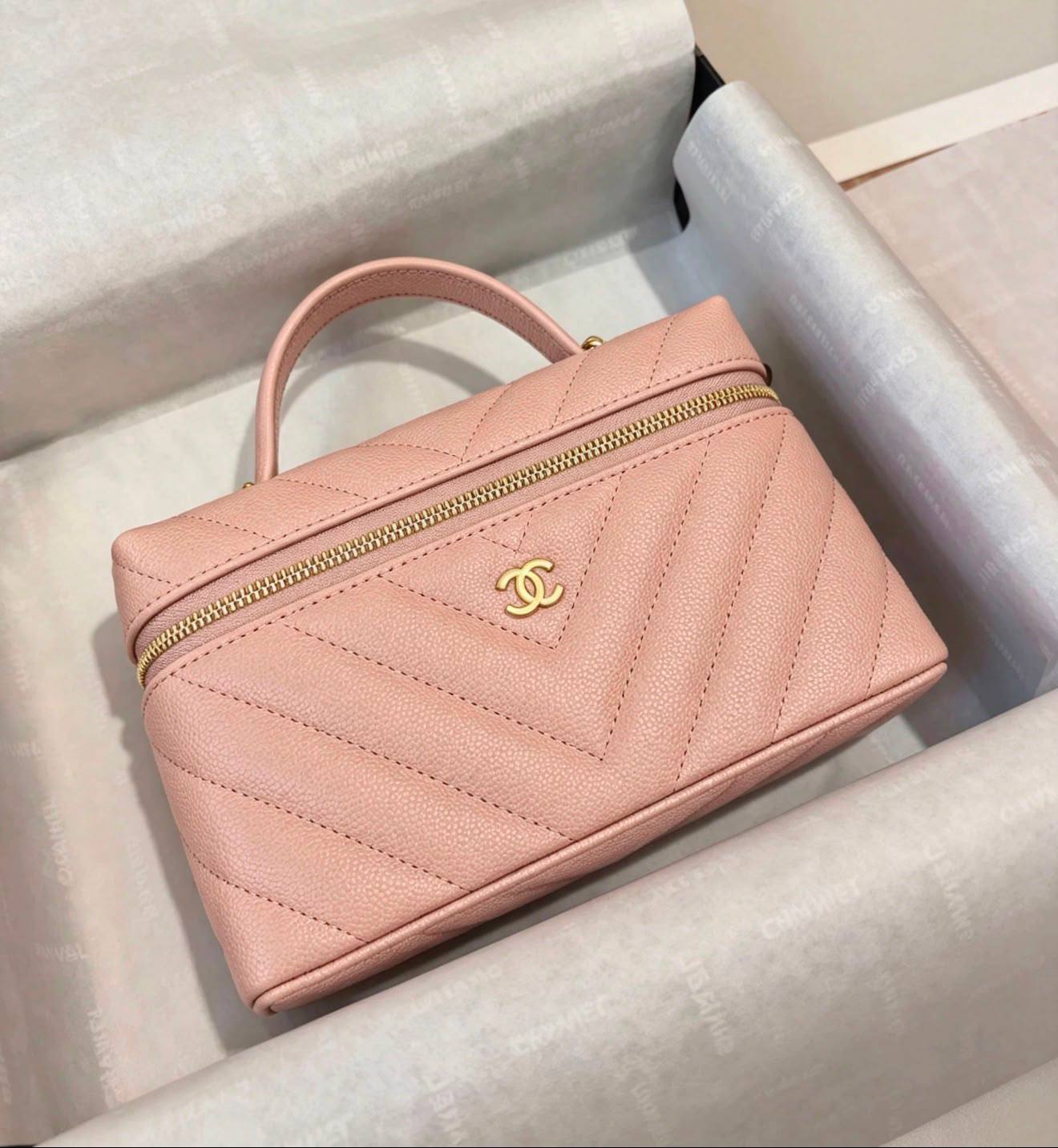 Chanel
100 dhs✅
Size：19cm
Good-quality with box

Zain35
♥️♥️♥️