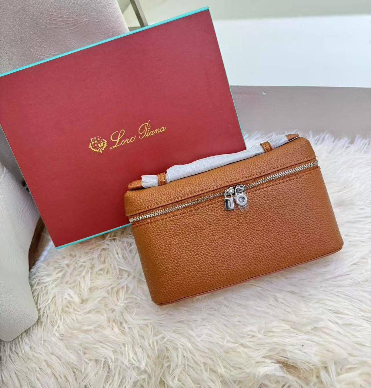 LORA PIANA 
GOOD QUALITY 
WITH BOX 
100 dhs🇦🇪🇦🇪

Zain295
♥️♥️♥️
