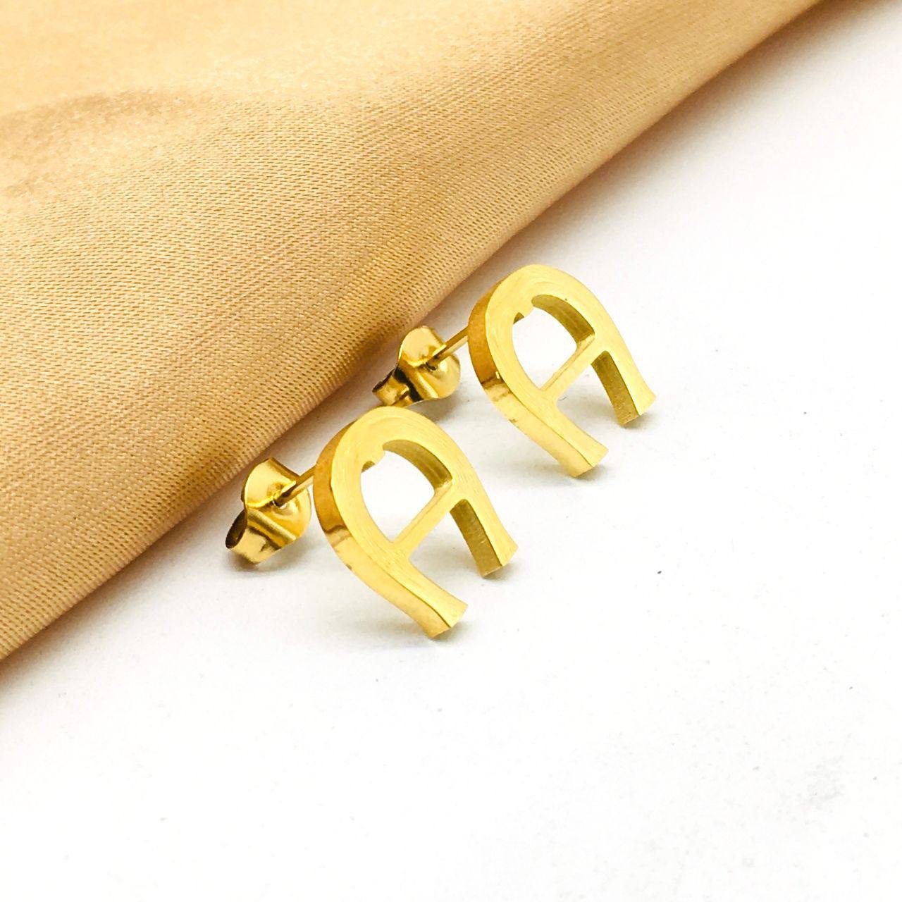 New arrival branded stainless steel with 18k gold plated Small earrings 
20 dhs🪙🌨️
30 dhs🪙🌨️
with branded box and paperbag 
*non tarnish 
*friendly for skin

Zain243
♥️♥️♥️