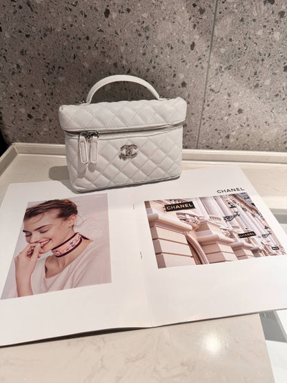 CHANEL
Best quality with box🎁
100 dhs✅
size 20CM

Zain290
♥️♥️♥️