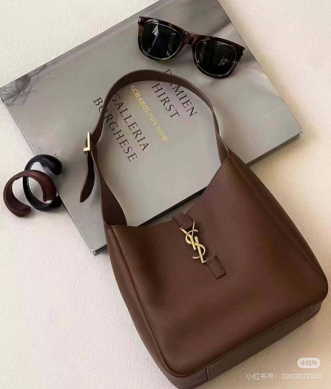 YSL

Good QUALITY 

SIZE：23cm
100 dhs🇦🇪🇦🇪

Zain04
♥️♥️♥️