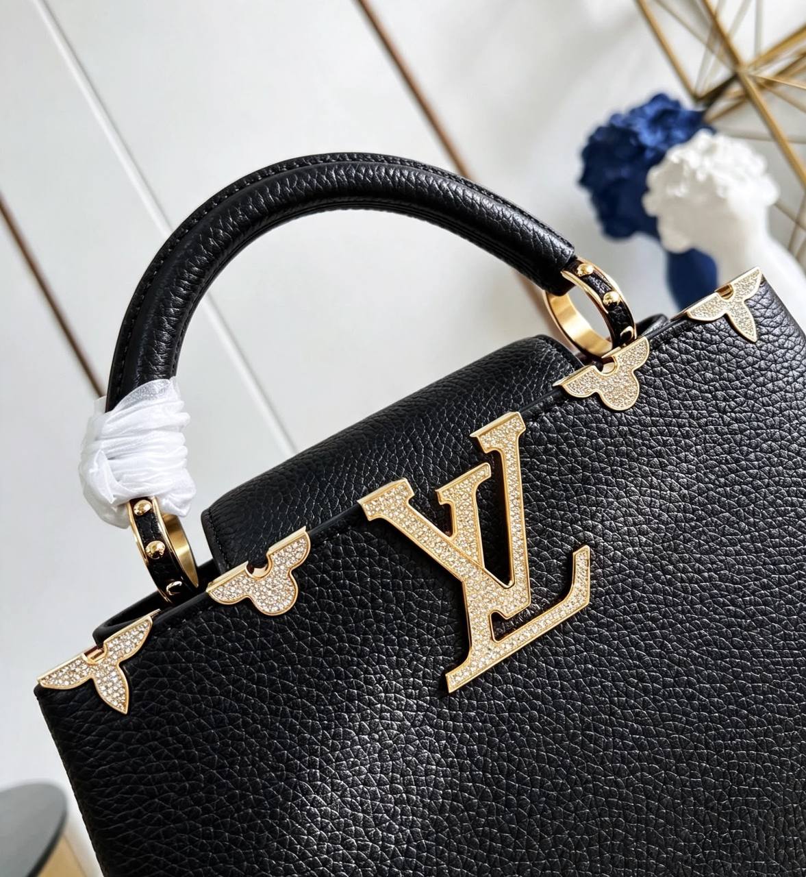 LV NEW CAME HIGH QUALITY WITH BOX 
150 dhs🇦🇪🇦🇪

Zain295
♥️♥️♥️