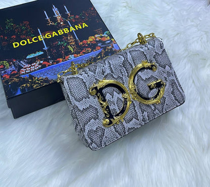 D&G

90 dhs
With box

Zain72
♥️♥️♥️