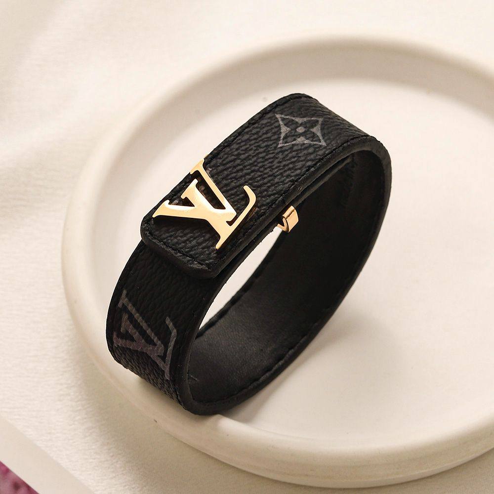 New arrival branded bangle and bracelet 
40 dhs💓

Zain243
♥️♥️♥️
