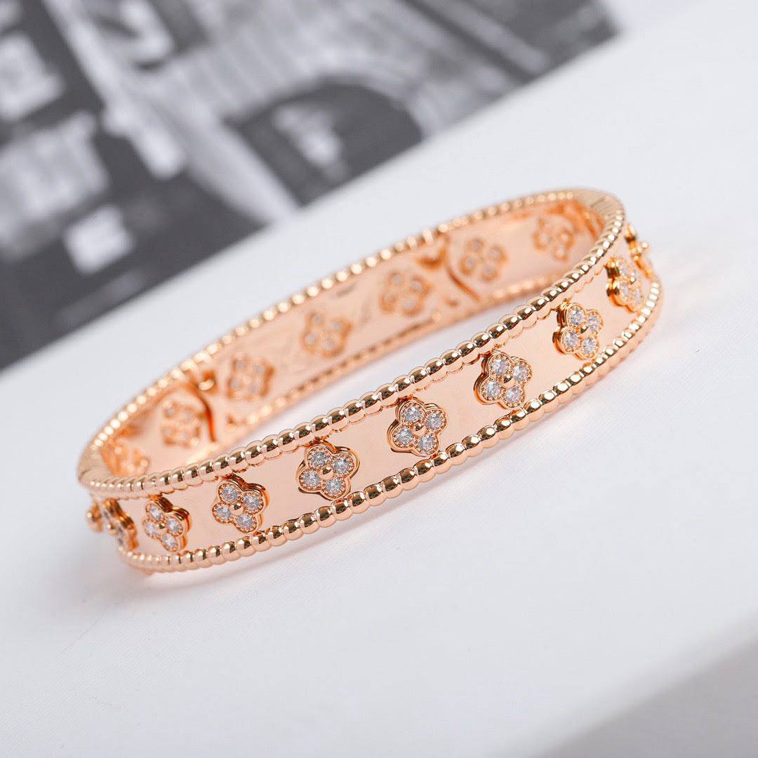 VCA ❤️‍🔥
Bangle 🦋
Master quality 💯
With normal boxes 🗃️ 
105 dhs🇦🇪🇦🇪

With master box 📦 
140 dhs🇦🇪🇦🇪

Zain216
♥️♥️♥️