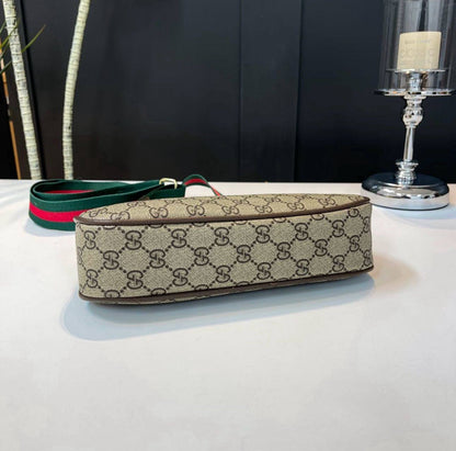 GUCCI 
NEW CAME GOOD QUALITY 
WITH BOX 
🎁🎁🎁

90 dhs❣️
SIZE: 25cm

Zain39
♥️♥️♥️