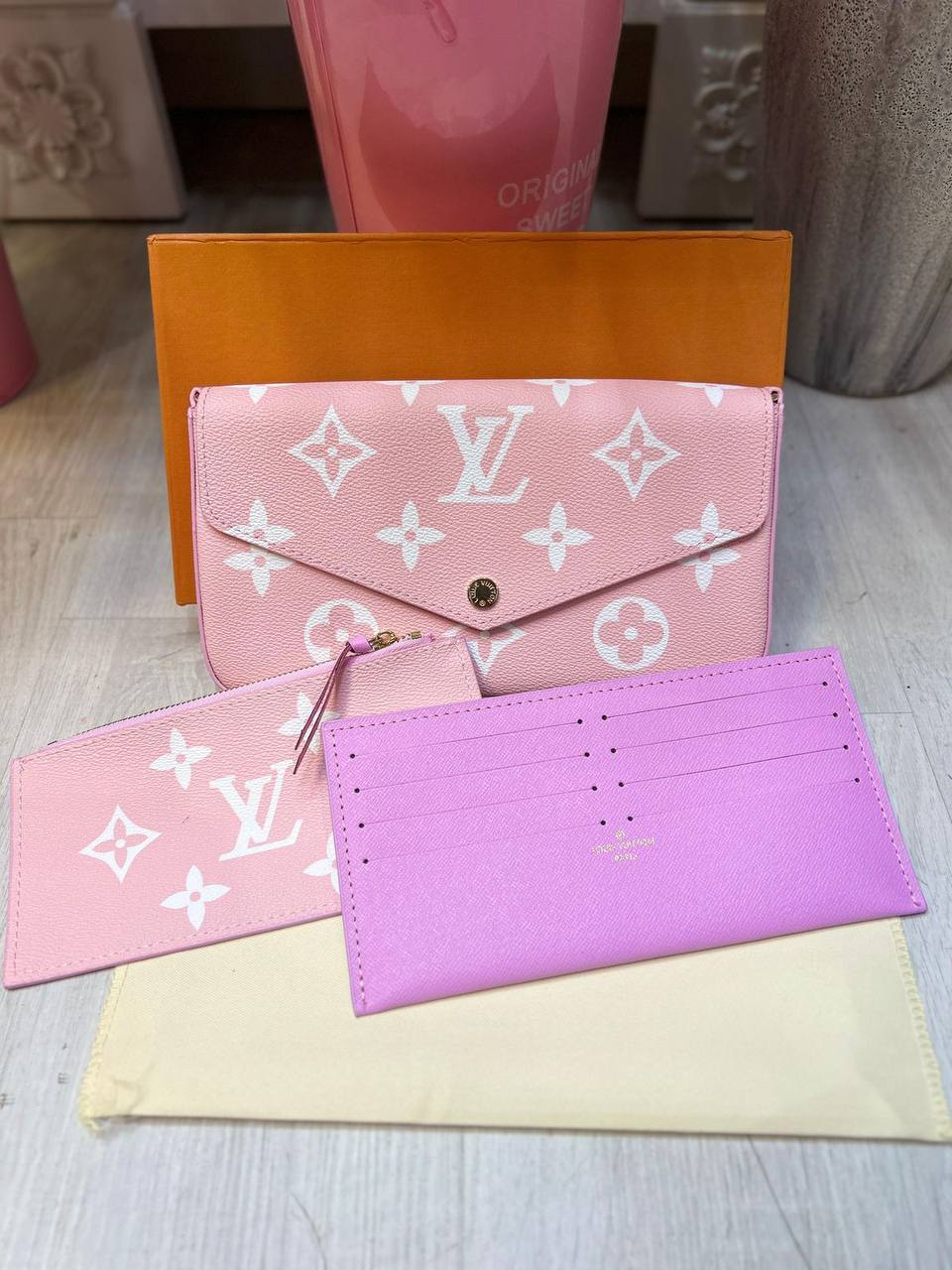 LV 3in1
22cm  

with box
🎁🎁🎁

90 dhs✅

Zain254
Zain44
♥️♥️♥️