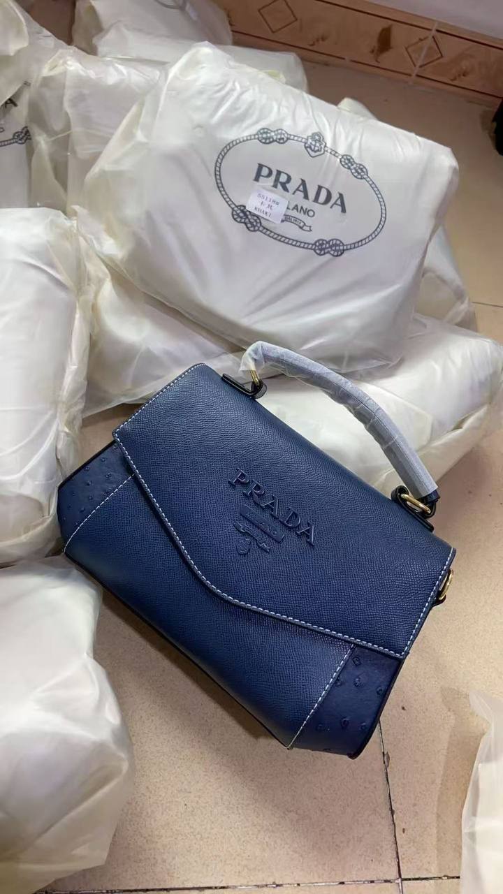 Prada
with box
🎁🎁🎁

105 dhs🪙

Zain143
♥️♥️♥️
