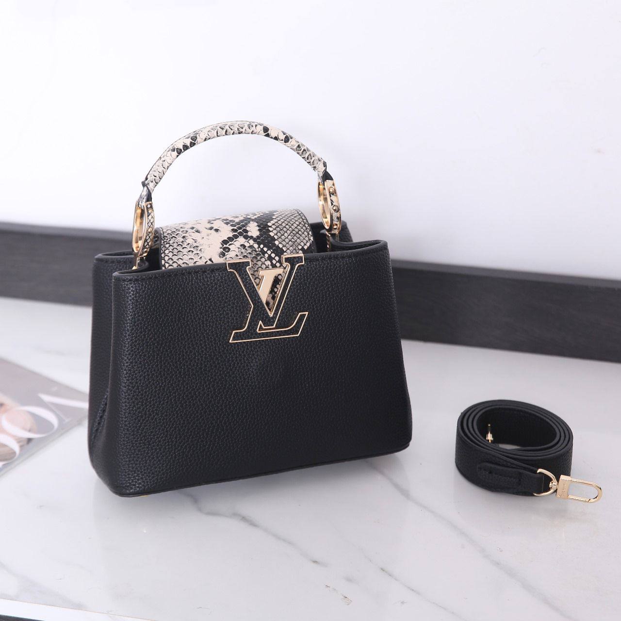 LV 
Best quality 

with box’s 
🎁🎁🎁

120 dhs✅
size 22 cm

Zain290
♥️♥️♥️