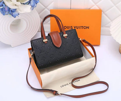 LV
Good quality 
Size 23*cm
100 dhs🇦🇪🇦🇪
With box 📦🔥🔥

Zain70
♥️♥️♥️