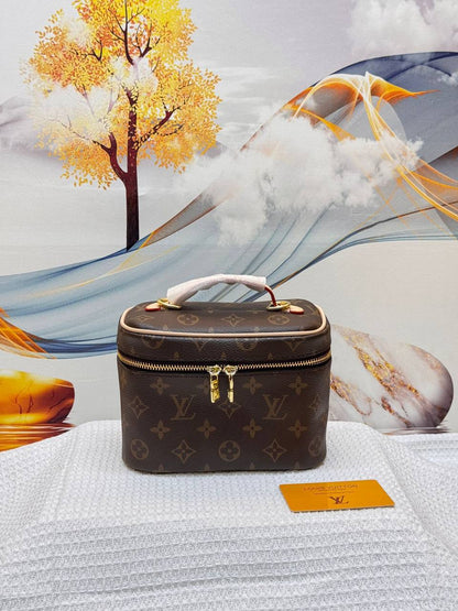 LV 
Best quality 

with box’s 
🎁🎁🎁

90 dhs✅
size 24 Cm 

85 dhs✅
size 20 CM

Zain290
♥️♥️♥️