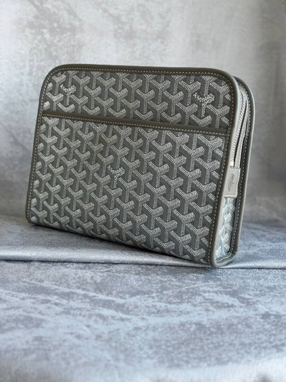 GOYARD
*Clutch Bag* 
*Master Quality* 
450 dhs✅

Zain179
♥️♥️♥️