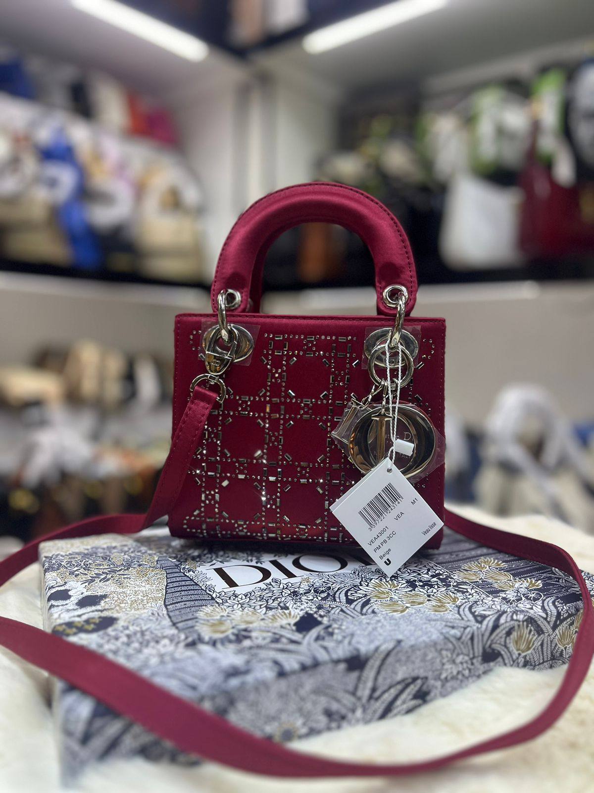 Dior

with box 
🎁🎁🎁

105 dhs🪙🌨️

Zain50
♥️♥️♥️