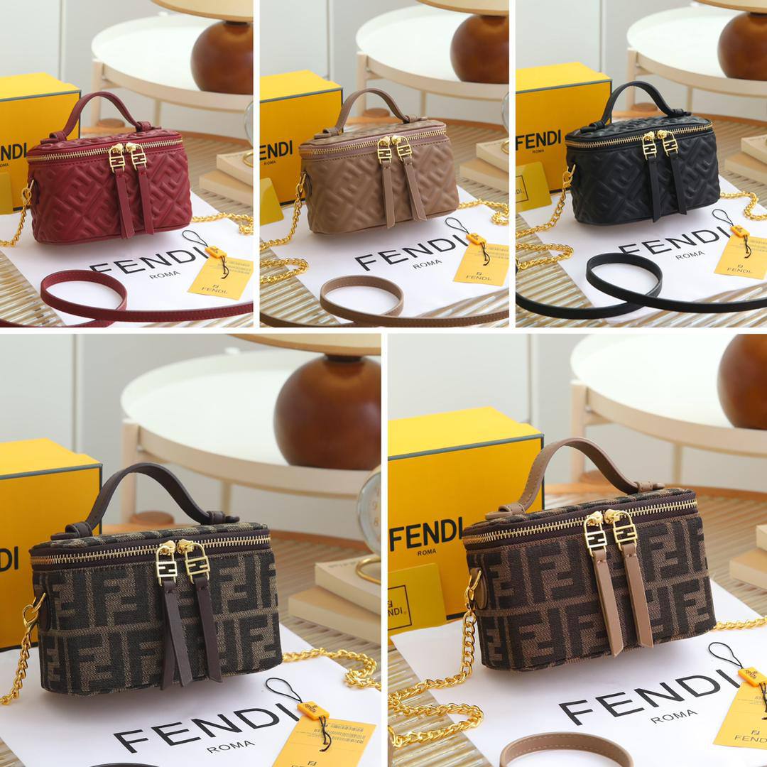 Fendi
95 dhs✅

with box🎁

size 16×8×11cm

Zain42
♥️♥️♥️