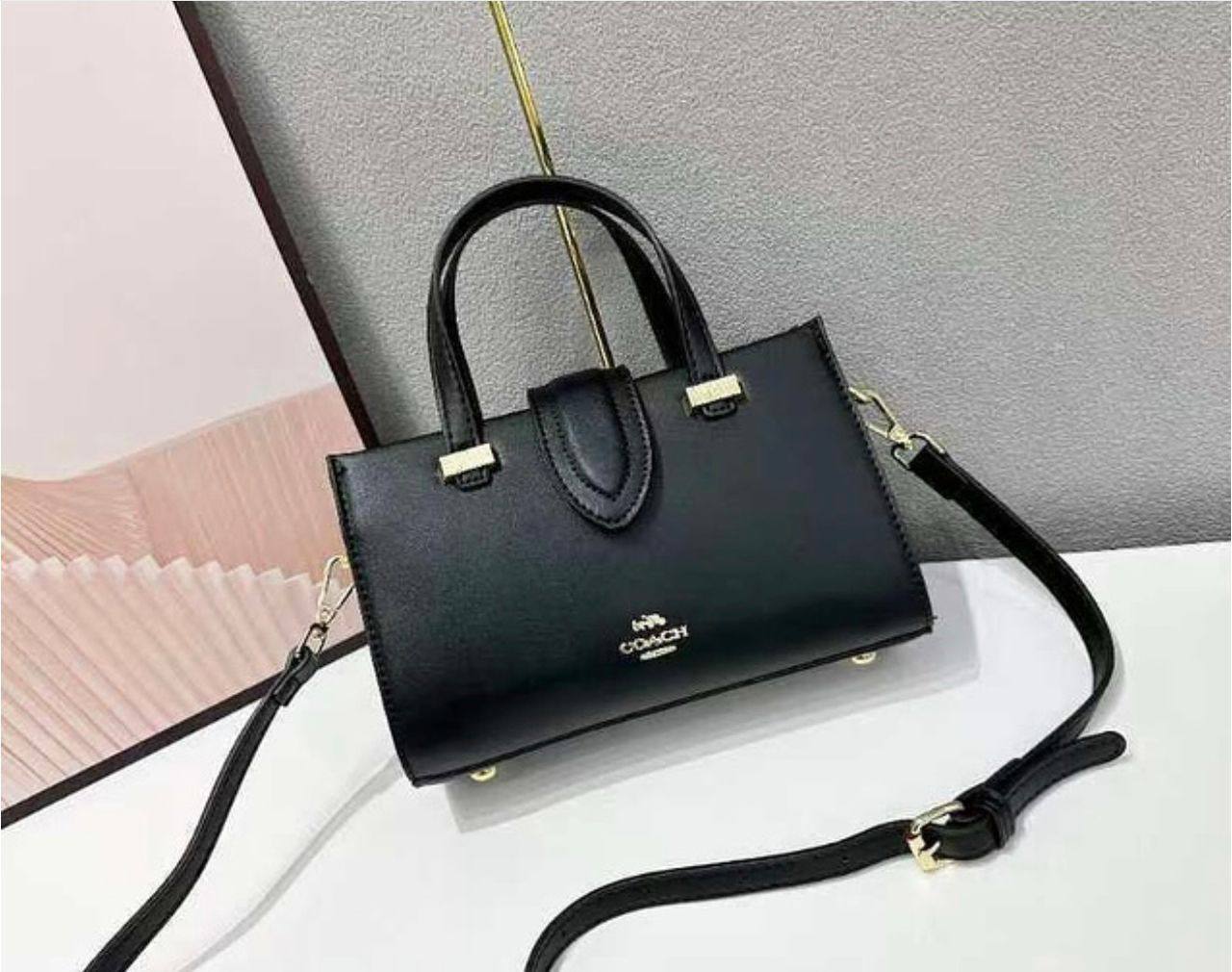 Coach - MK
95 dhs❣️
SIZE：22×9×14cm
good-quality 

with box
🎁🎁🎁

Zain35
Zain115
♥️♥️♥️