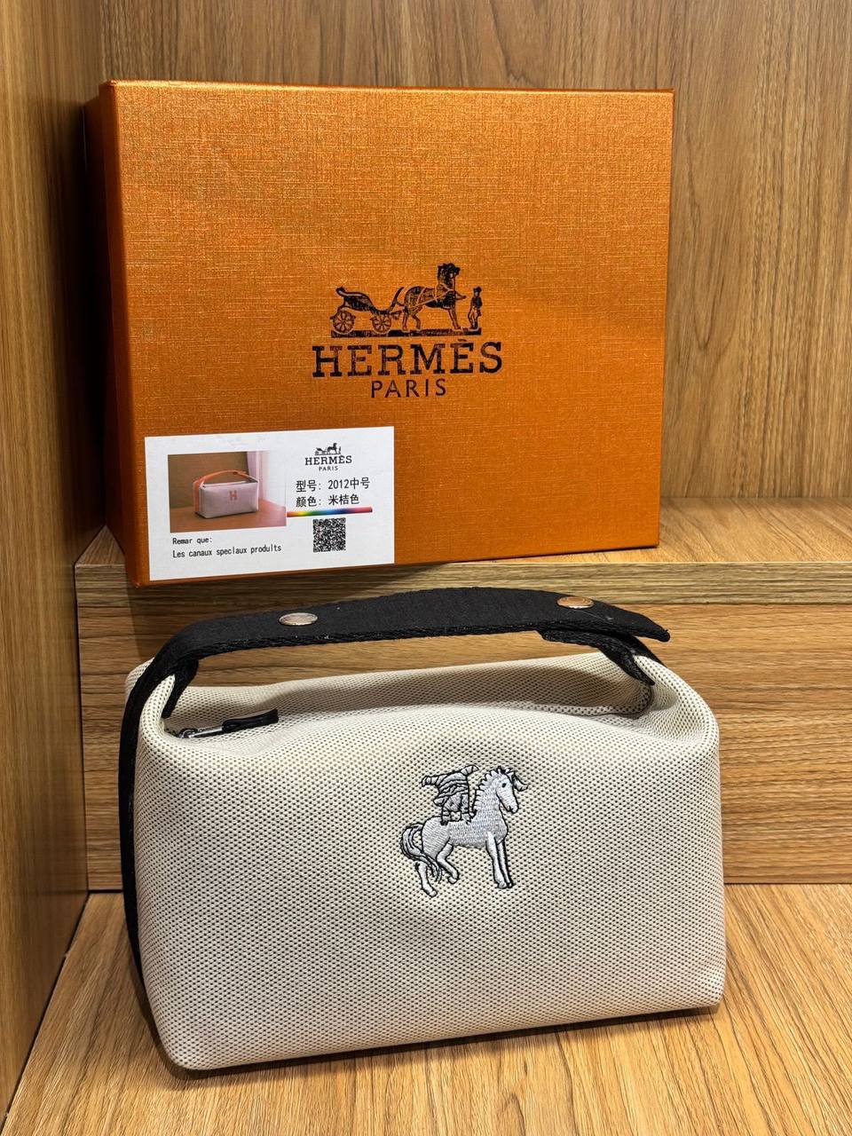 Hermes
Best quality with box’s 
100 dhs🇦🇪🇦🇪
size. 22 Cm

Zain290
♥️♥️♥️