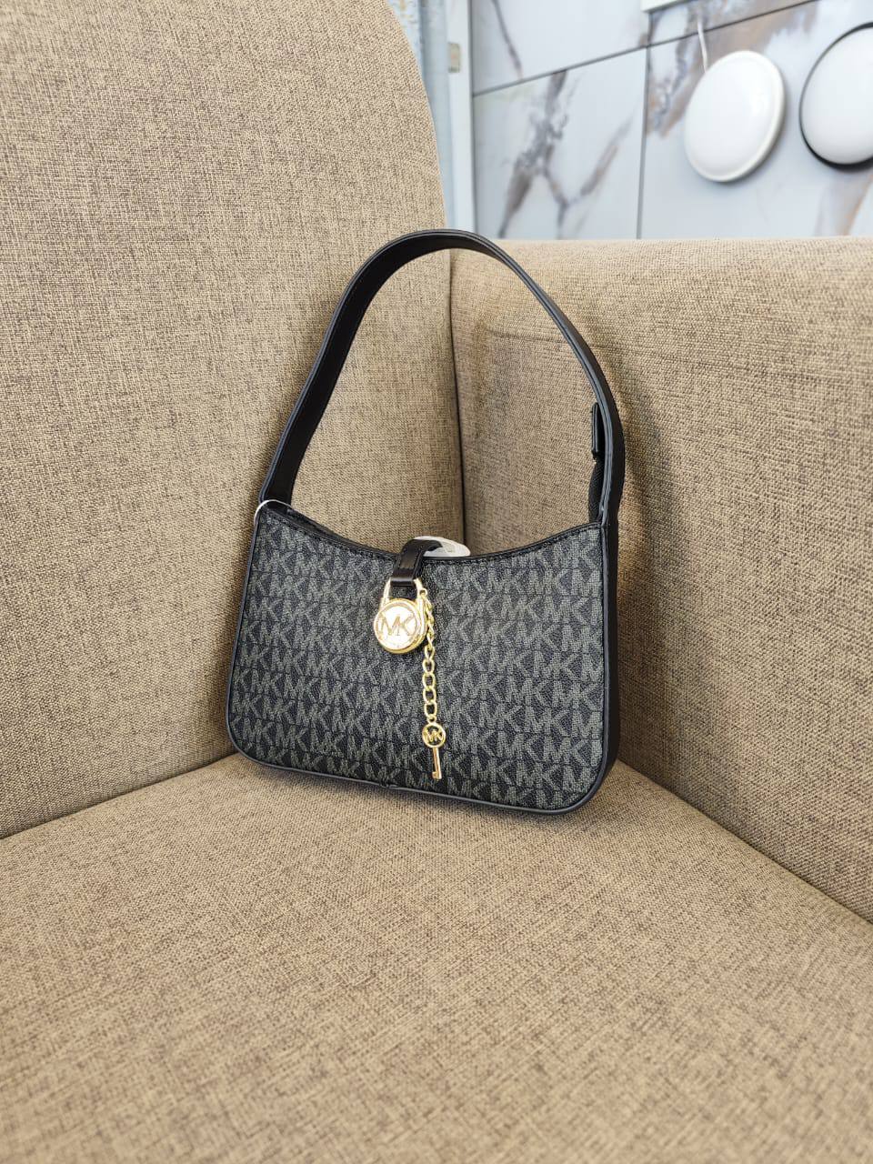 Dior

80 dhs🪙💕
high quality 

With box
🎁🎁🎁

Zain26
♥️♥️♥️