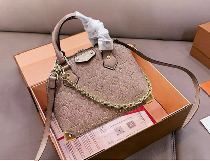 LV L001

 COPY ONE 
NEW CAME 

WITH BOX
🎁🎁🎁

180 dhs✅

Zain39
♥️♥️♥️