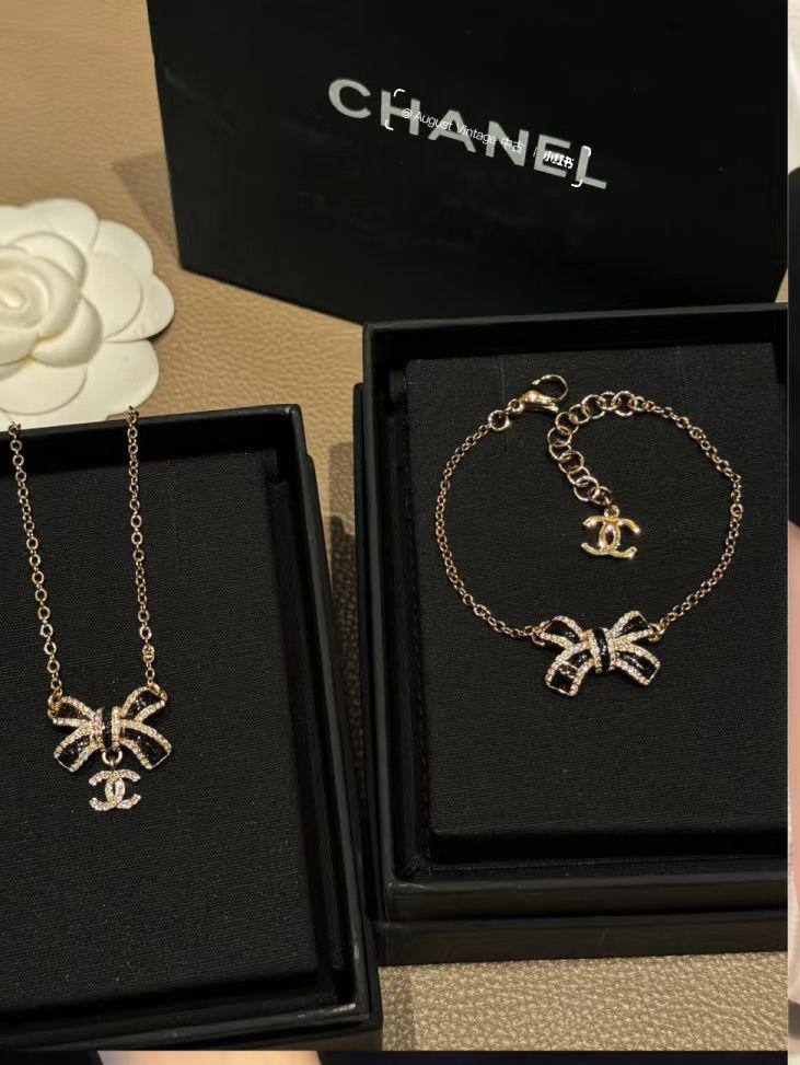 CHANEL SET ❤️‍🔥*
Necklace ❣️
Earring 🌸
Bracelet 🍁
Master quality 💯
With normal boxes 📦 
130 dhs🪙🌨️
With master box 🗃️ 
150 dhs🪙🌨️

Zain216
♥️♥️♥️