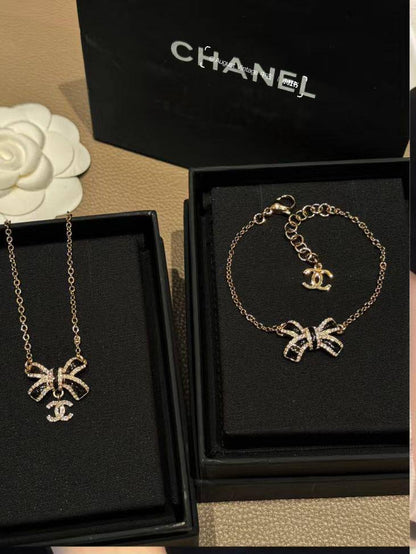 CHANEL SET ❤️‍🔥*
Necklace ❣️
Earring 🌸
Bracelet 🍁
Master quality 💯
With normal boxes 📦 
130 dhs🪙🌨️
With master box 🗃️ 
150 dhs🪙🌨️

Zain216
♥️♥️♥️