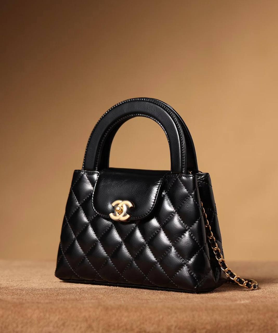 Chanel
100 dhs✅
Chanel Kelly 
size 19 cm

Zain07
♥️♥️♥️
