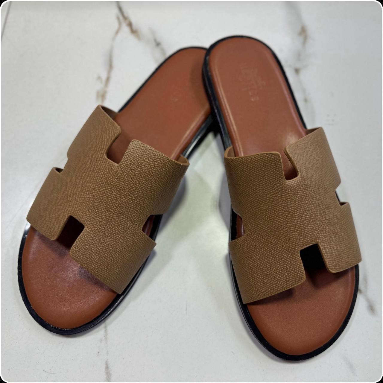 Hermes 
Slippers 
Mens 
Sizes 40-45 
75 dhs🇦🇪

Zain232
♥️♥️♥️