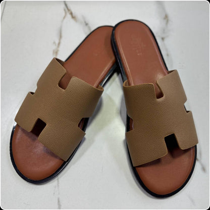 Hermes 
Slippers 
Mens 
Sizes 40-45 
75 dhs🇦🇪

Zain232
♥️♥️♥️