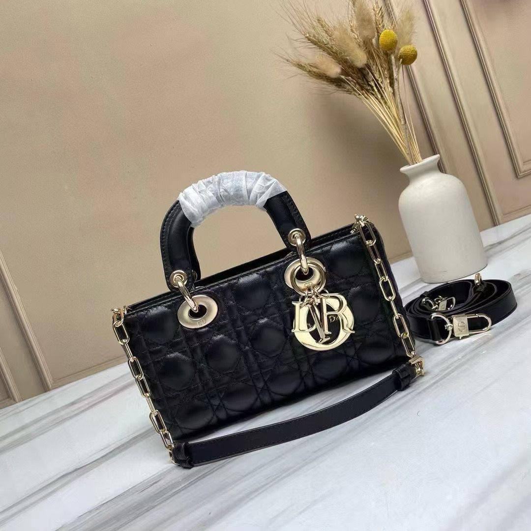 Dior
Master❣️❣️
280 dhs✅

Zain153
♥️♥️♥️