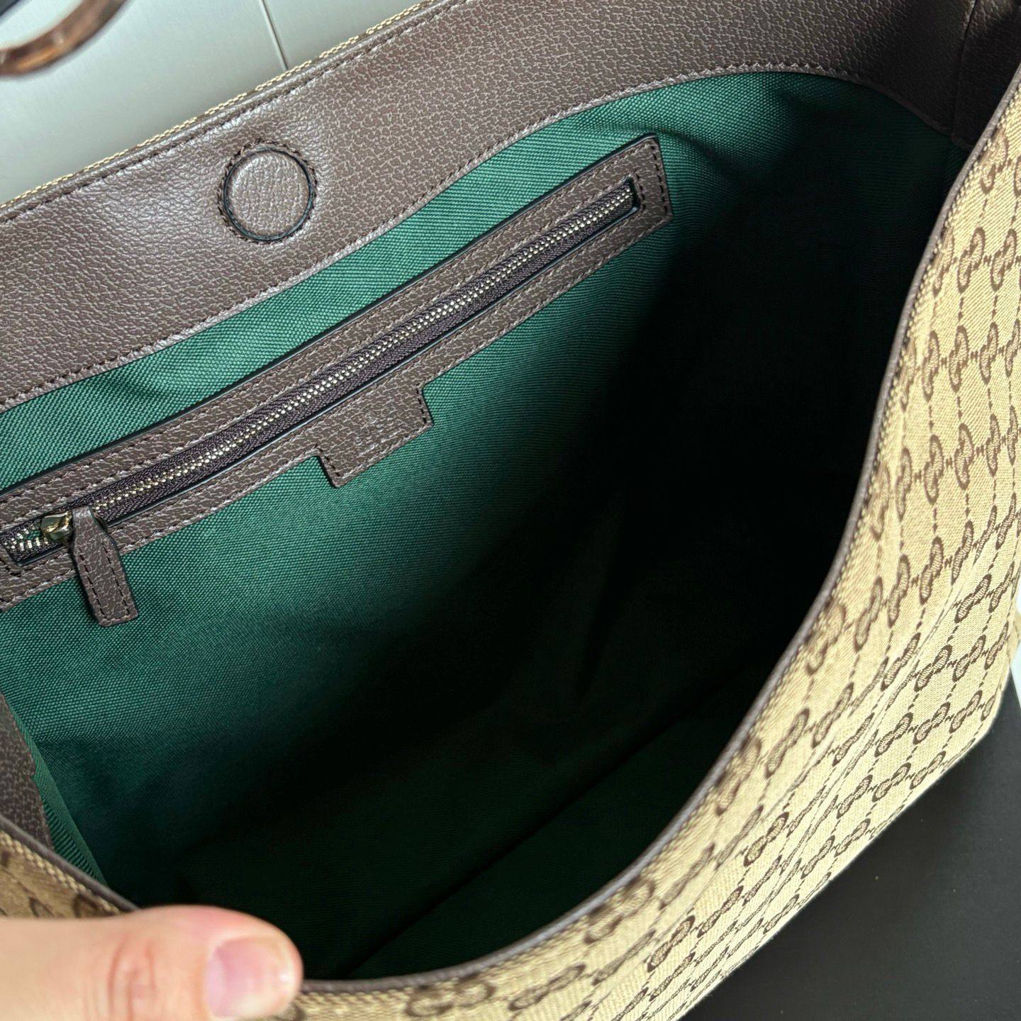 Gucci

 with box 
🎁🎁🎁

size:35×27.5×11cm  
125 dhs🗽

Zain114
♥️♥️♥️