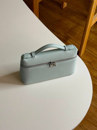 LORO PIANA 

19cm

320 dhs🇦🇪🇦🇪🇦🇪
 MASTER QUALITY
 With box🎁

Zain167
♥️♥️♥️