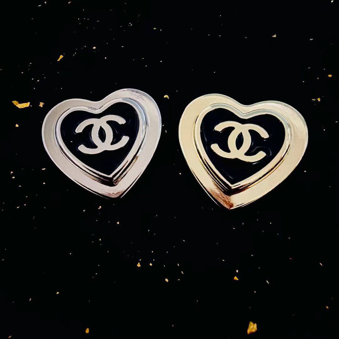 BROOCH🦋*
Good quality 🍁
With black boxes 📦 
20 dhs💓

With normal box 🗃️ 
And paper bag 🛍️
35 dhs💓

Zain216
♥️♥️♥️