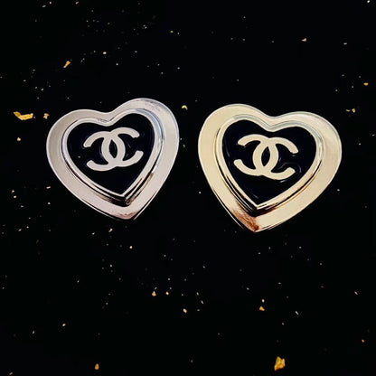BROOCH🦋*
Good quality 🍁
With black boxes 📦 
20 dhs💓

With normal box 🗃️ 
And paper bag 🛍️
35 dhs💓

Zain216
♥️♥️♥️