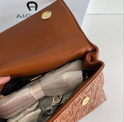 Aigner
95 dhs🪙💚
size：26cm

With box
🎁🎁🎁

Zain35
♥️♥️♥️