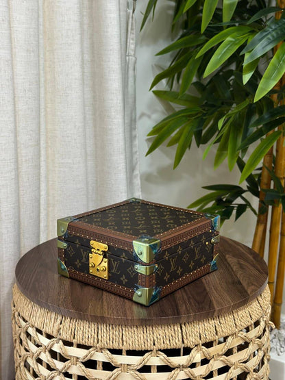 BRAND- LOUIS VUITTON 
*❗️JEWELLERY BOX❗*
*SUPER MASTER QUALITY ❗*
950 dhs✅
*WITH  PAPERBAG❗*

Zain267
♥️♥️♥️