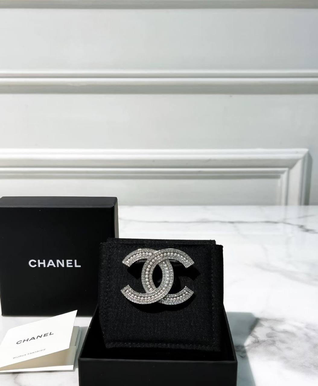 CHANEL❤️‍🔥*
BROOSH🦋
Master quality 💯
With normal boxes 📦 
55 dhs✅
With master box 🗃️ 
70 dhs✅

Zain216
♥️♥️♥️