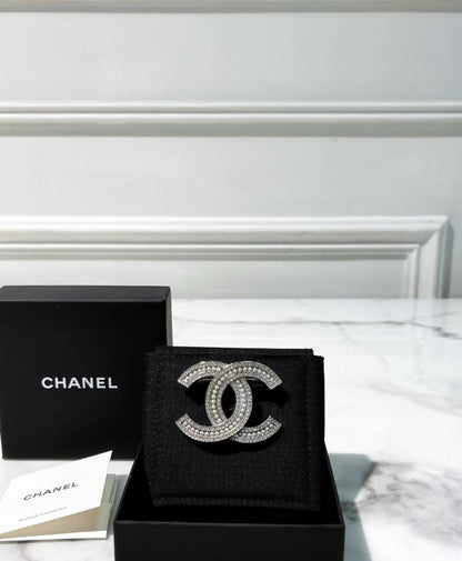CHANEL❤️‍🔥*
BROOSH🦋
Master quality 💯
With normal boxes 📦 
55 dhs✅
With master box 🗃️ 
70 dhs✅

Zain216
♥️♥️♥️