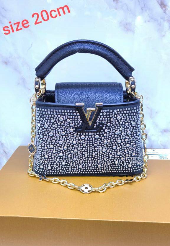 LV

Good Quality 

With Box 
🎁🎁🎁
Big 115 dhs🪙🖤

With Box 
🎁🎁🎁
Small 110 dhs🪙🖤

Zain250
♥️♥️♥️