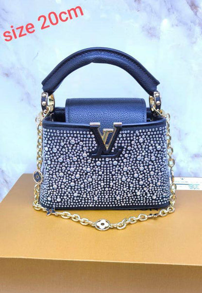 LV

Good Quality 

With Box 
🎁🎁🎁
Big 115 dhs🪙🖤

With Box 
🎁🎁🎁
Small 110 dhs🪙🖤

Zain250
♥️♥️♥️