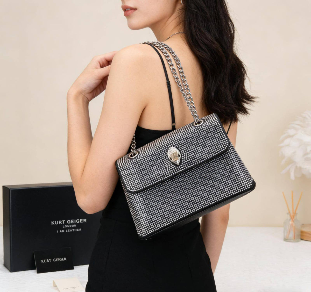 Aigner

115 dhs🇦🇪🇦🇪
Have box

Zain07
♥️♥️♥️