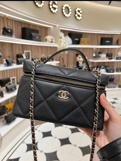 Chanel
110 dhs✅

SIZE：22cm

GOOD-quality 

with box
🎁🎁🎁

Zain35
♥️♥️♥️