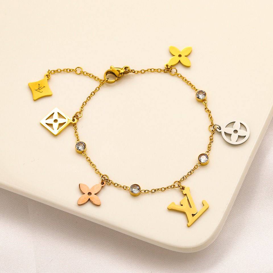 New stock 
Branded bracelet Stainless steel with 18k gold plated. 
40 dhs💓

Zain243
♥️♥️♥️