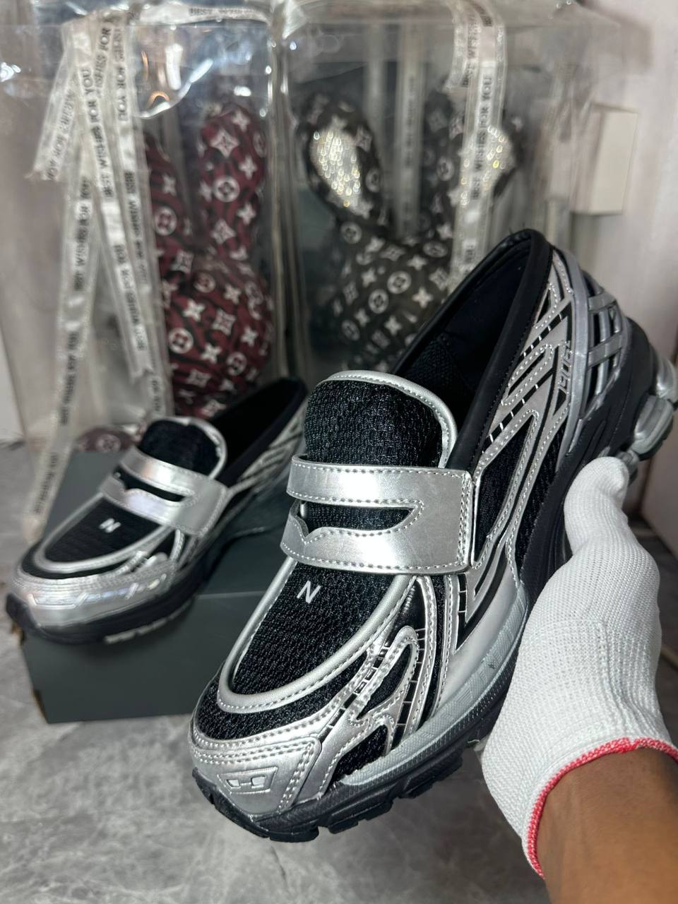 New Balance 1906L loafers "Silver Metallic/Black"
36-45 AVAILABLE 
230 dhs✅

Zain242
♥️♥️♥️