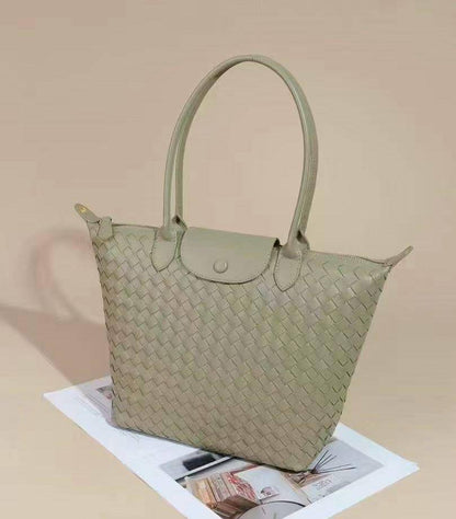 BOTTEGA 
COPY ONE 
130 dhs🇦🇪🇦🇪

Zain295
♥️♥️♥️
