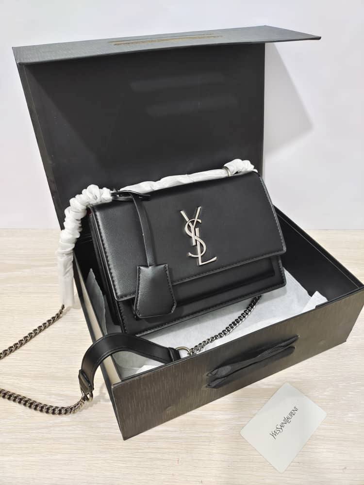YSL
105 dhs🗽

with box
🎁🎁🎁

size ，25cm

Zain26
♥️♥️♥️