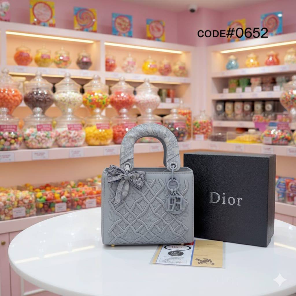 Dior
ᴇᴍʙʀᴏɪᴅᴇᴅ ᴅᴇsɪɢɴ
sɪʟᴠᴇʀ ʜᴀʀᴅᴡᴀʀᴇ
ᴡɪᴛʜ ʟᴏɴɢ ʙᴇʟᴛ sᴛʀᴀᴘ
sɪᴢᴇ :20 cm
ᴡɪᴛʜ BOX
🎁🎁🎁

75 dhs🪙🖤

Zain31
♥️♥️♥️