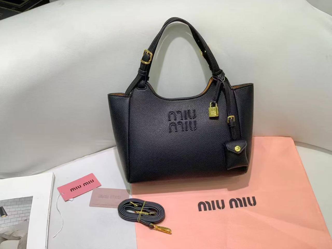 Miu Miu
120 dhs✅

Zain143
♥️♥️♥️