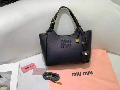 Miu Miu
120 dhs✅

Zain143
♥️♥️♥️