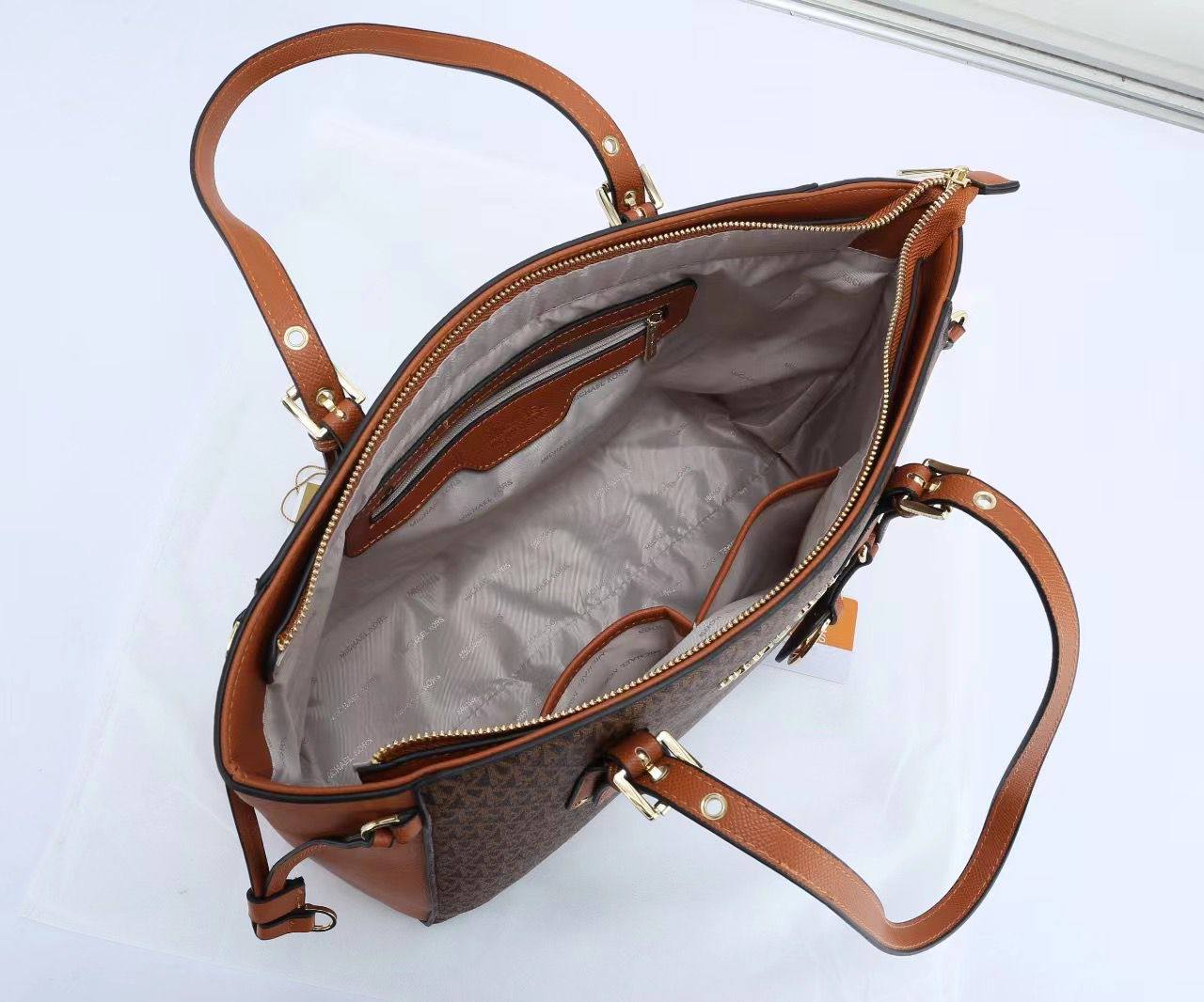 MK
95 dhs🪙🌨️

SIZE：40×25×14cm
Good quality 

with box
🎁🎁🎁

Zain35
♥️♥️♥️