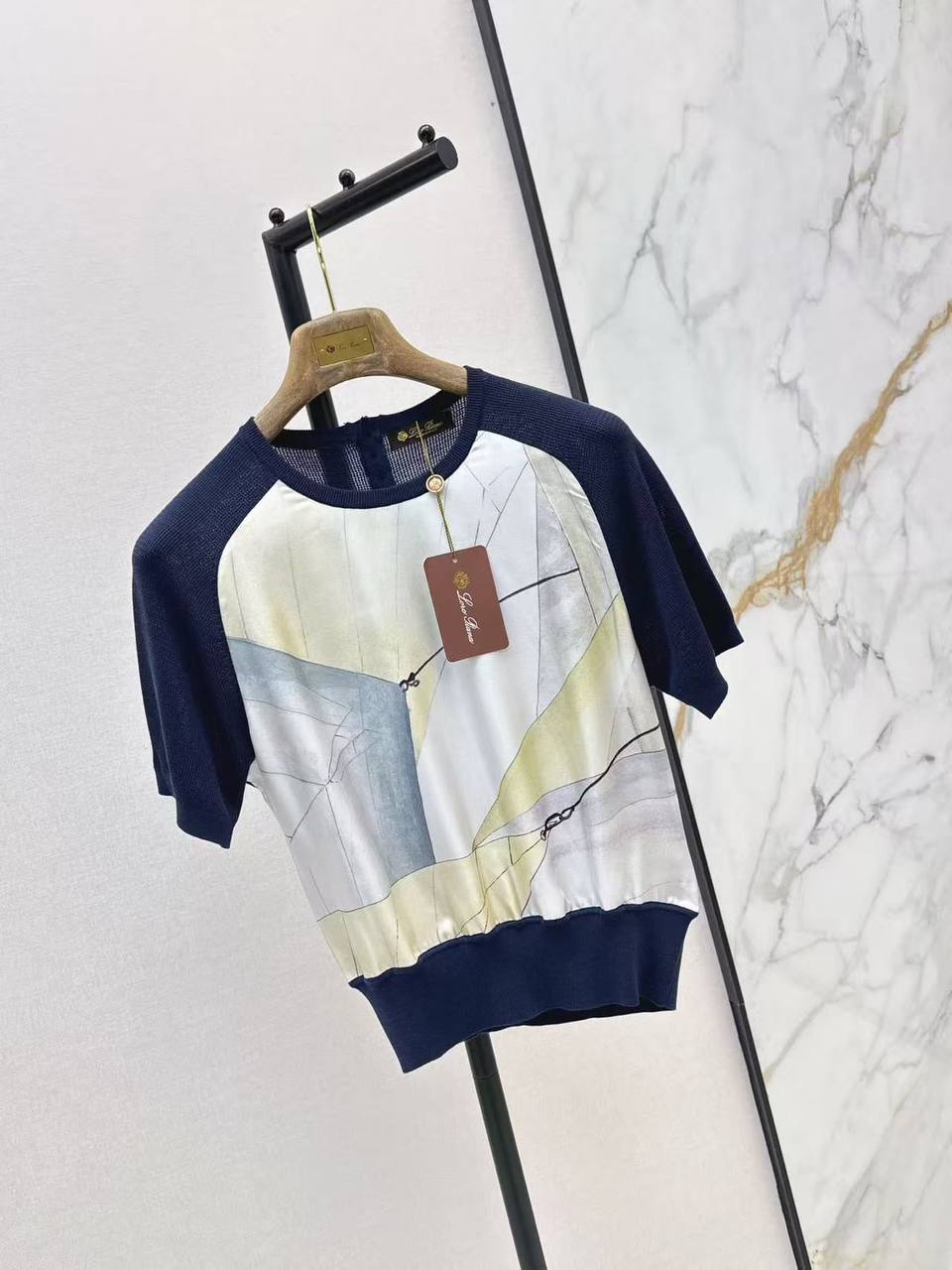 Loro piana 
✨VIP QUALITY 😍✨ 
       💯%silk
Size : 36-38-40-42
450 dhs🇦🇪🇦🇪

Zain287
♥️♥️♥️
