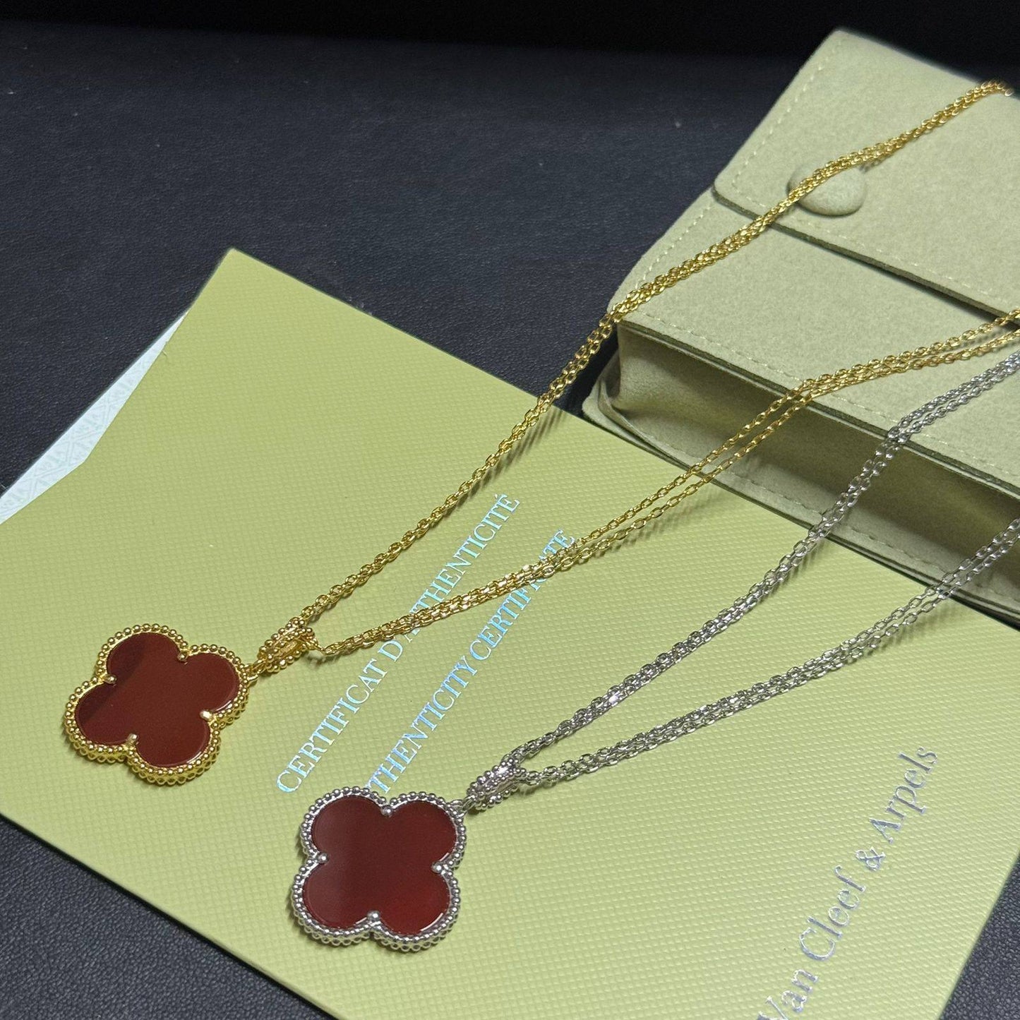 VCA
Necklace 
*Master*🍃💕
With normal box 🎁
55 dhs❣️

Zain263
♥️♥️♥️
